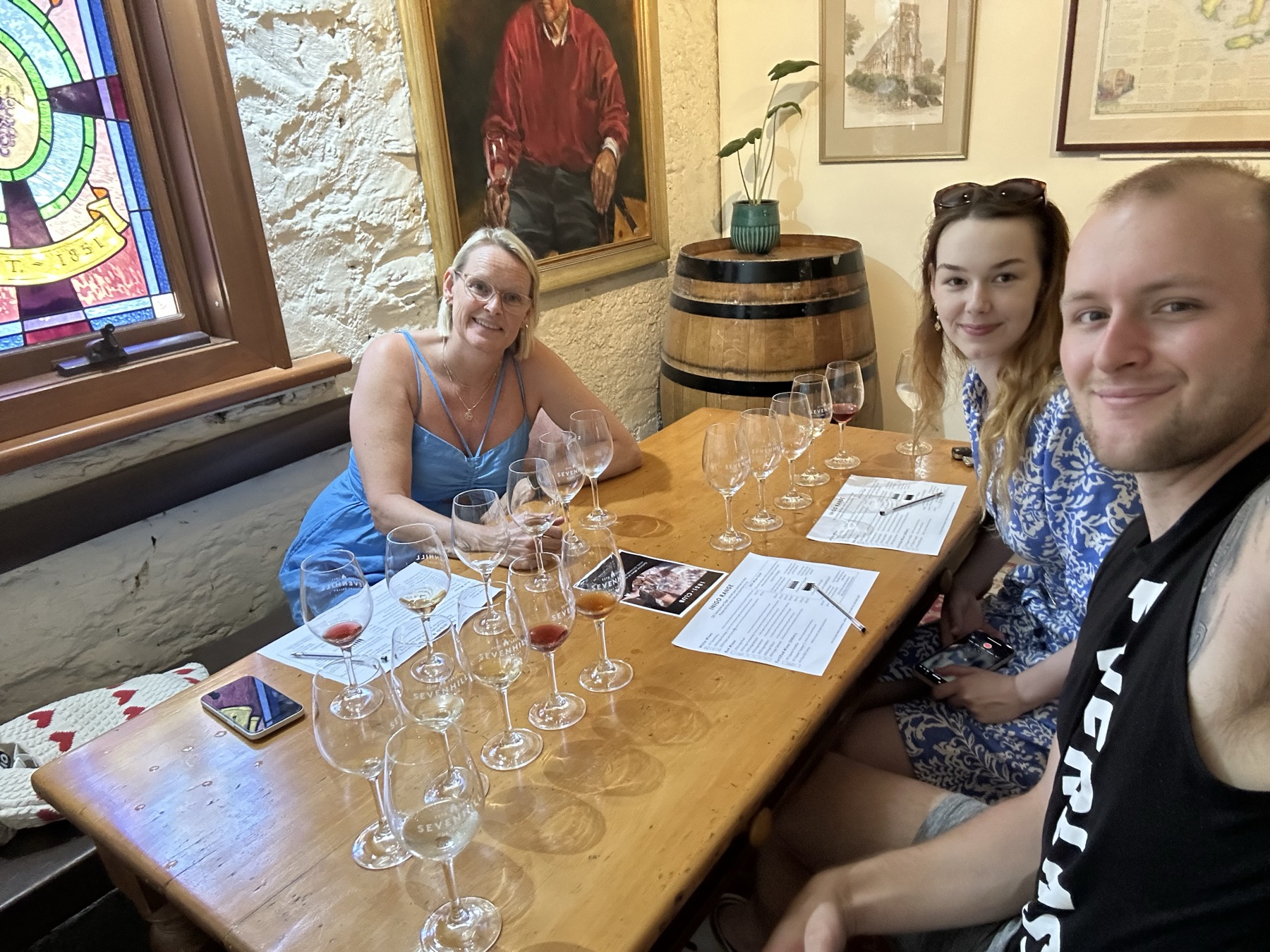 Fredrik, Bridget og mamma på vinsmaking i Adelaide