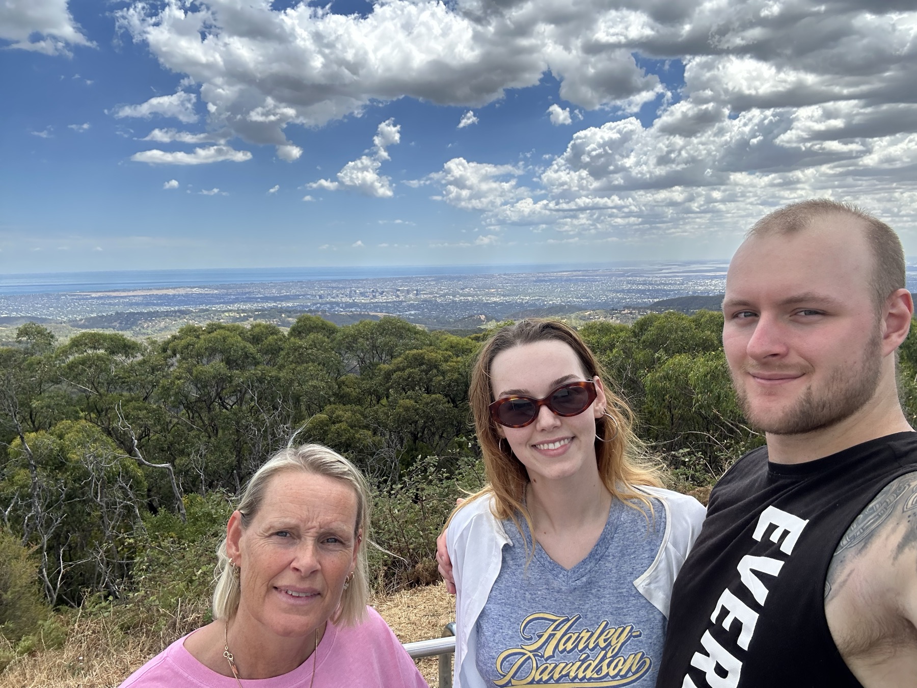 Fredrik, Bridget og mamma med utsikt over Adelaide